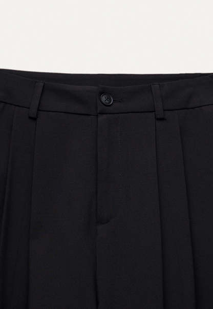 Chic Pleated Wide-Leg Pant