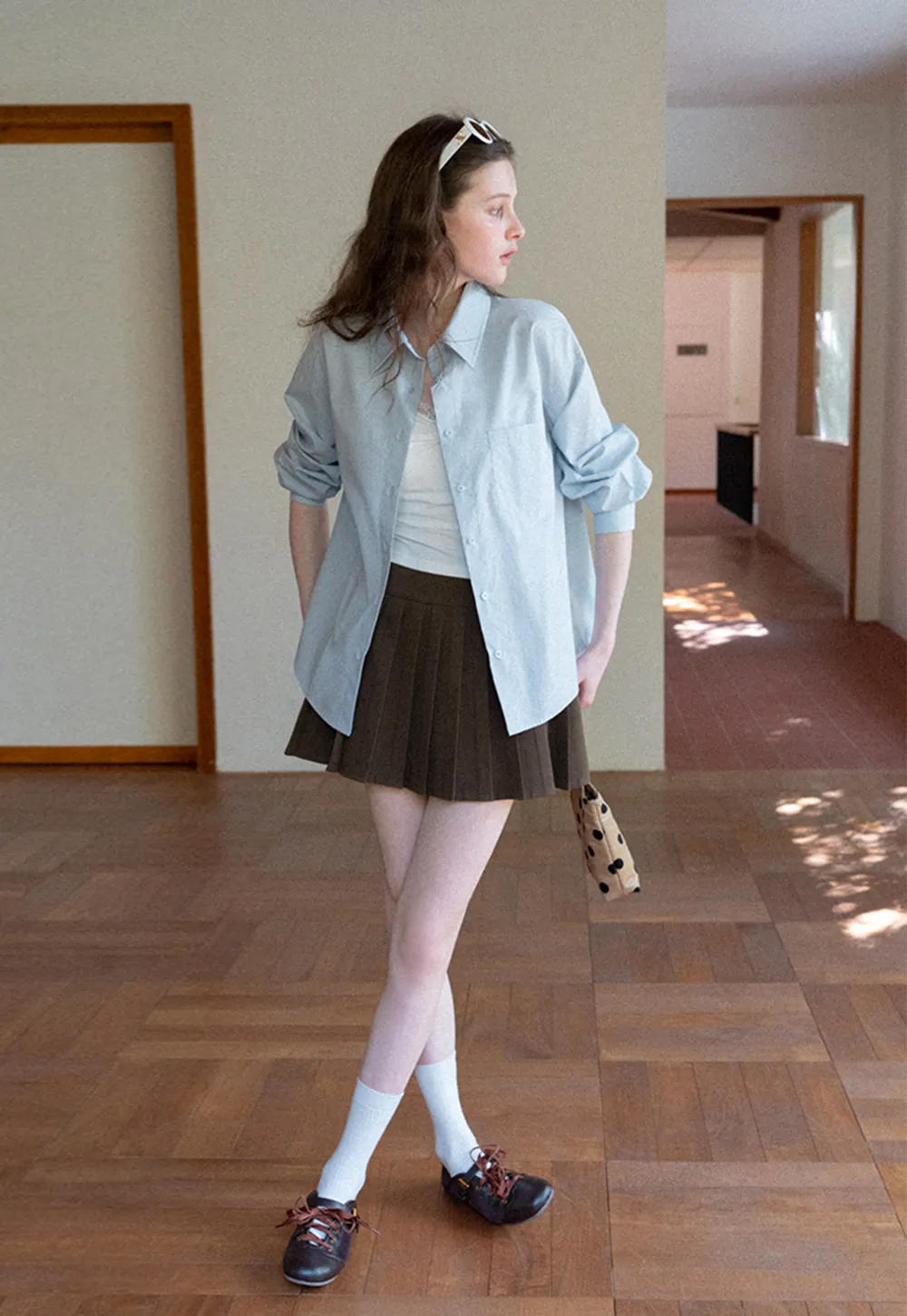 Pleated skirt with white waistband and ribbed texture