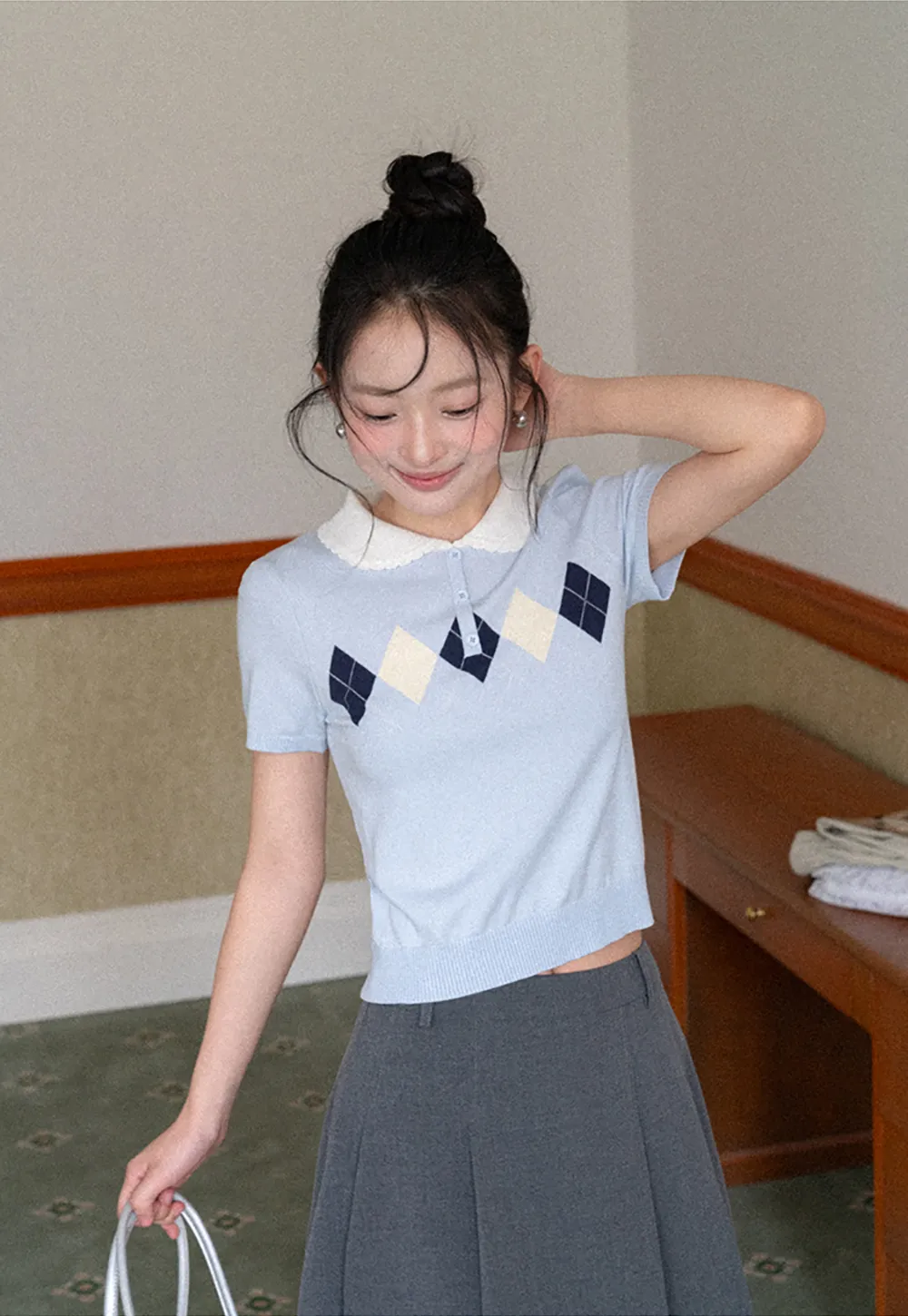 Knitted Short Sleeve Sweater with Collar and Diamond Pattern