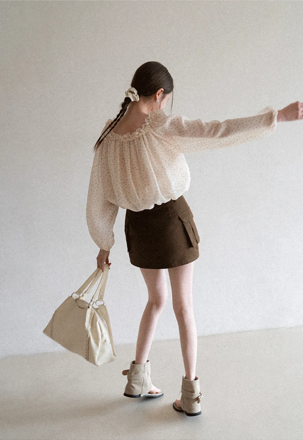 Short skirt with side pocket and structured waist