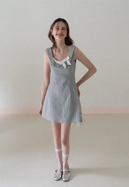 Sleeveless dress with Peter Pan collar and bow detail