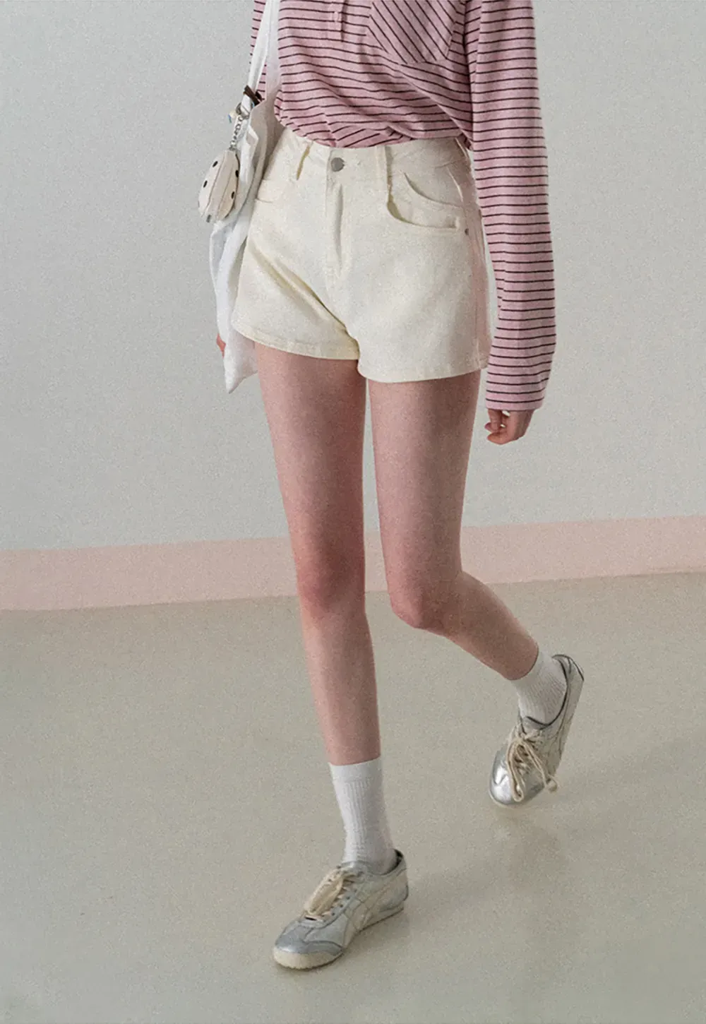 High waist denim shorts with belt loop and front pockets