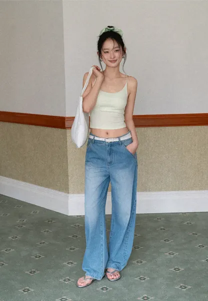 Thin strap scoop neck fitted tank top