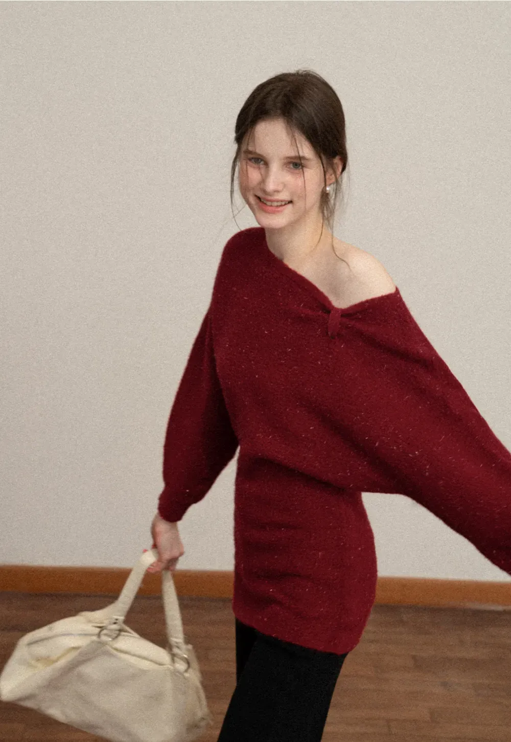 Elegant knit dress with long sleeves and round neckline