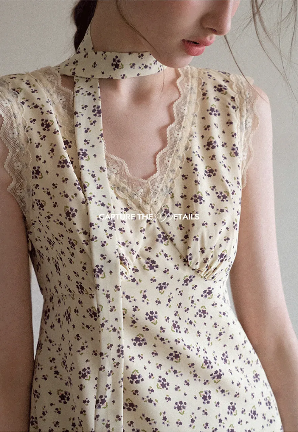 Floral Print Sleeveless Dress with Lace Trim and Choker Neckline