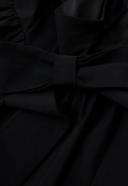 Sleeveless dress with back bow detail