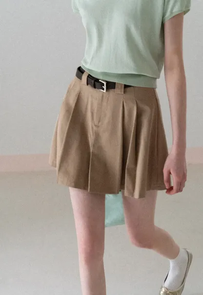 Pleated short skirt with belt loop and buckle