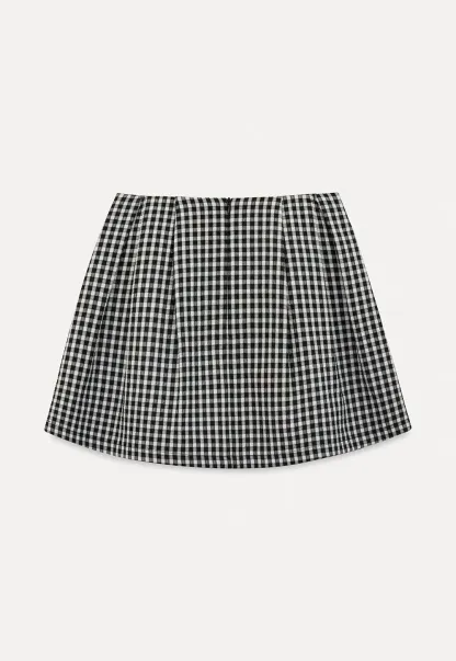 Plaid skirt with pleats and ruffled top