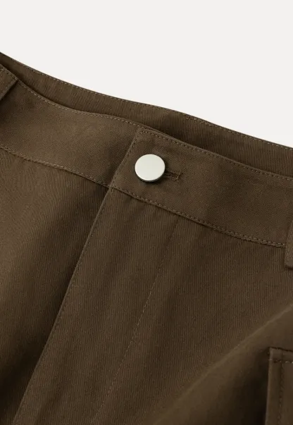 Short skirt with side pocket and structured waist