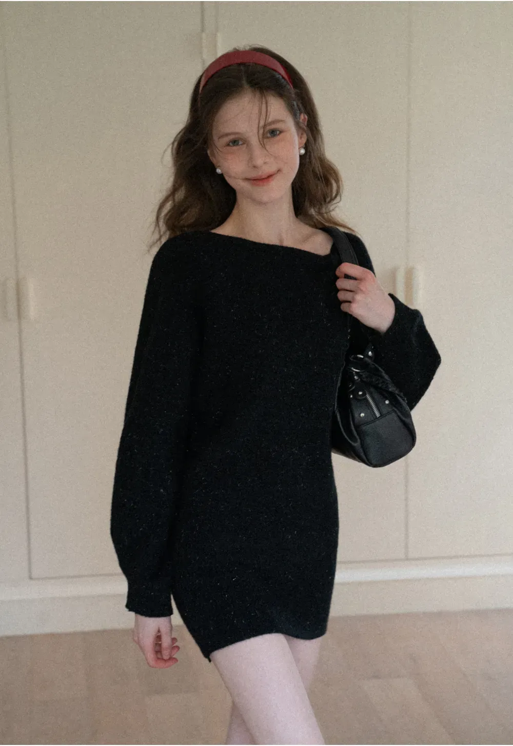 Elegant knit dress with long sleeves and round neckline