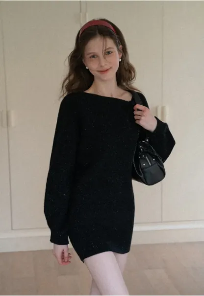 Elegant knit dress with long sleeves and round neckline