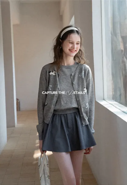 Woolen knit sweater with horse and bow motifs