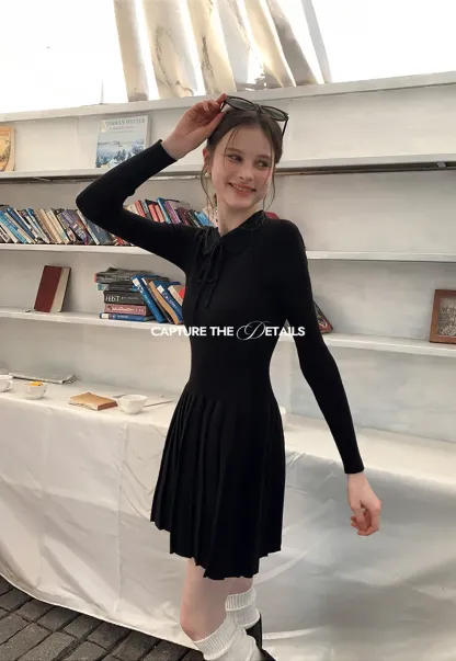 Elegant Knit Dress with Bow Detail and Flared Hem