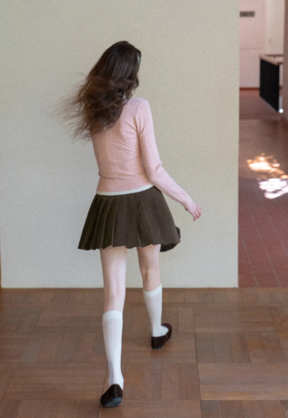 Pleated skirt with white waistband and ribbed texture