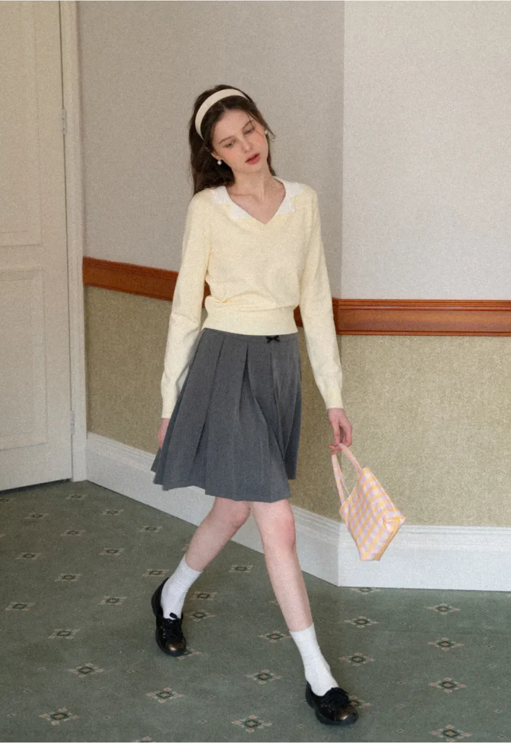 V Neck Knit Sweater with Contrast Collar