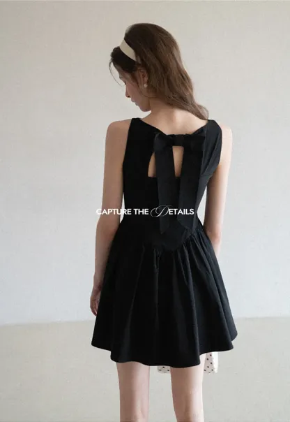 Sleeveless dress with back bow detail