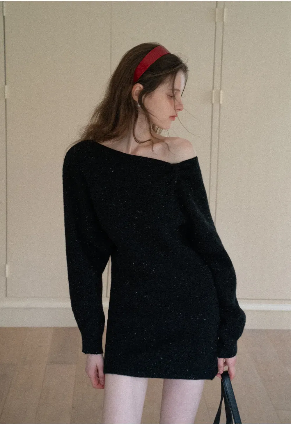 Elegant knit dress with long sleeves and round neckline