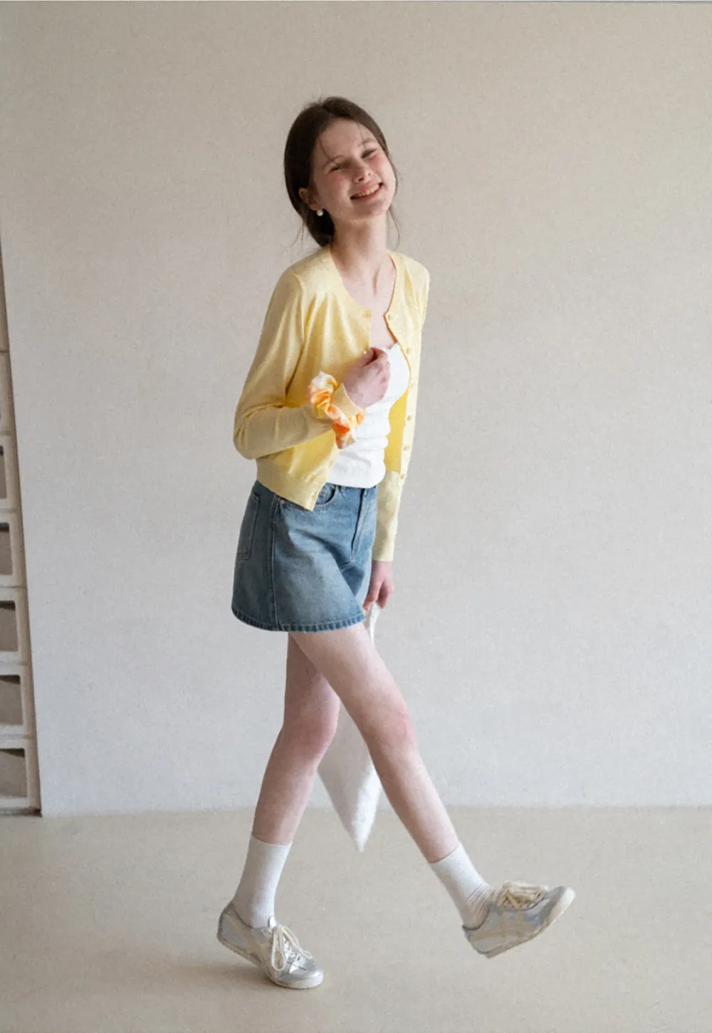 Denim mini skirt with frayed hem and front pockets