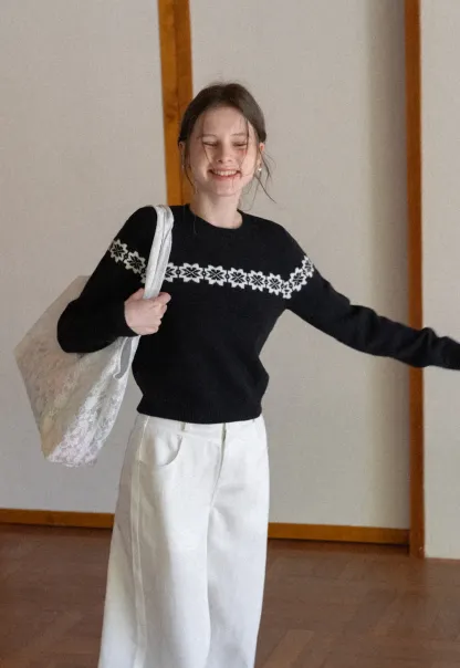 Round Neck Sweater with Snowflake Pattern Design