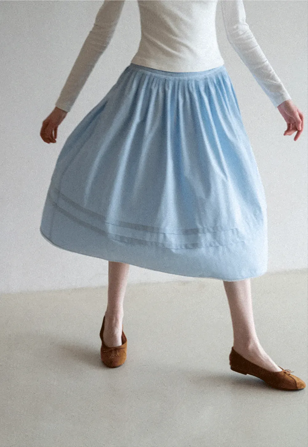 Lightweight pleated midi skirt with elastic waist