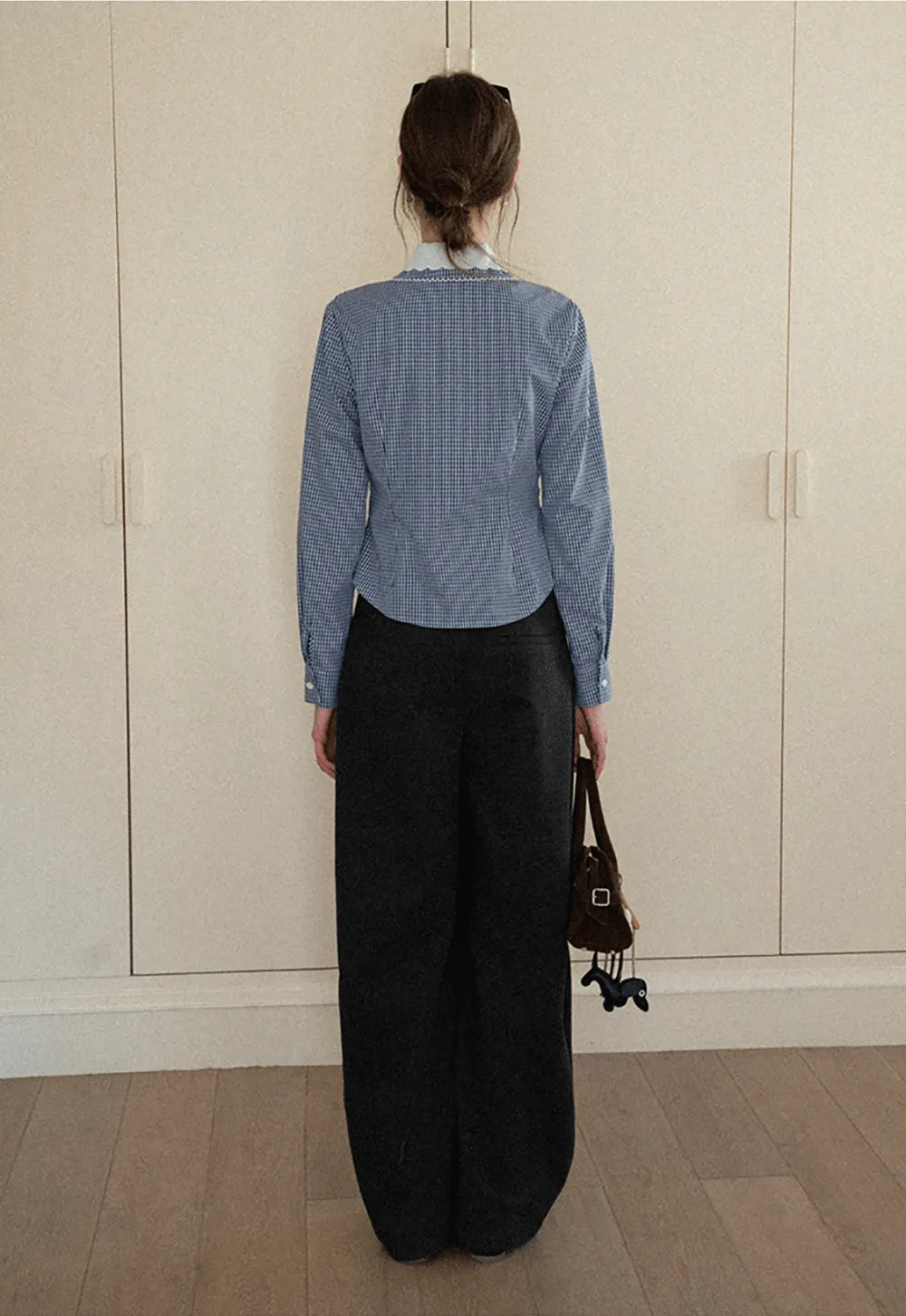 Elegant blouse with scalloped collar and long sleeves for versatile styling