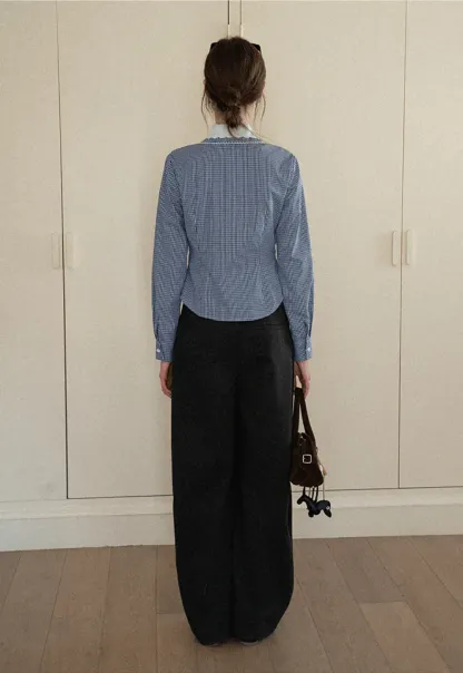 Elegant blouse with scalloped collar and long sleeves for versatile styling