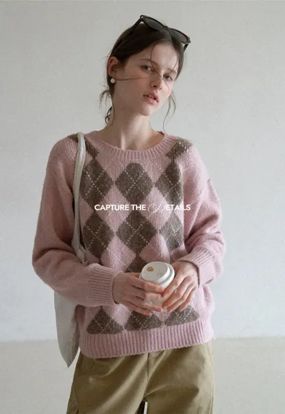 Classic diamond pattern wool knit sweater for casual wear