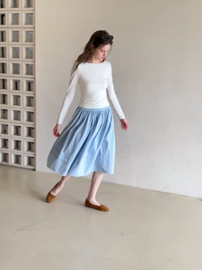 Lightweight pleated midi skirt with elastic waist