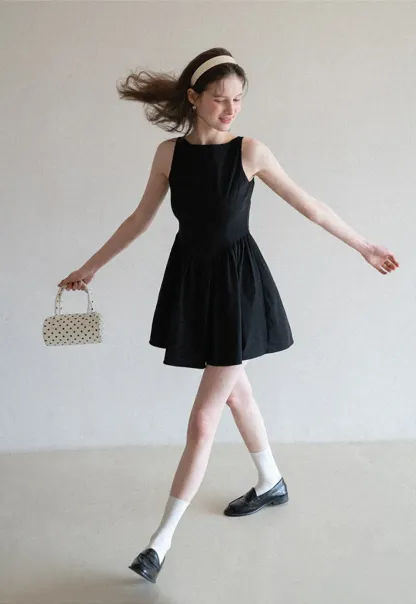 Sleeveless dress with back bow detail