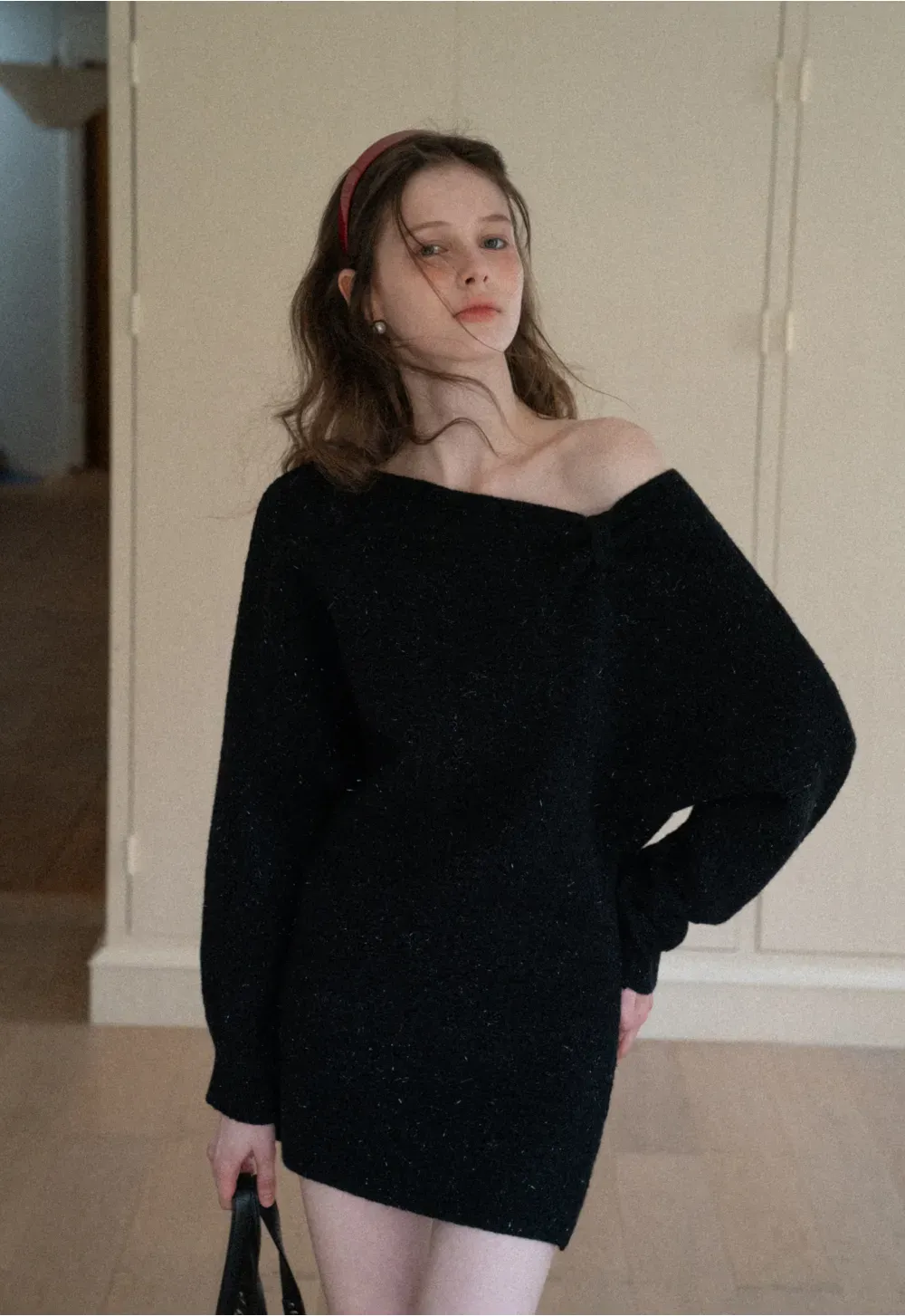 Elegant knit dress with long sleeves and round neckline