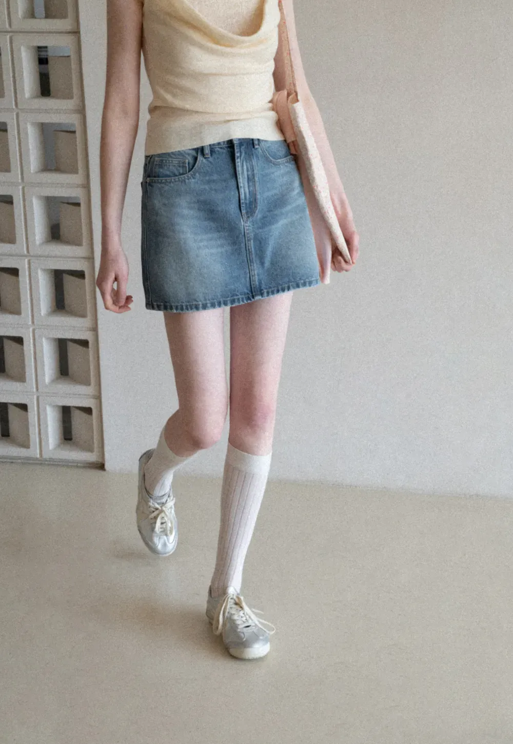 Denim mini skirt with frayed hem and front pockets