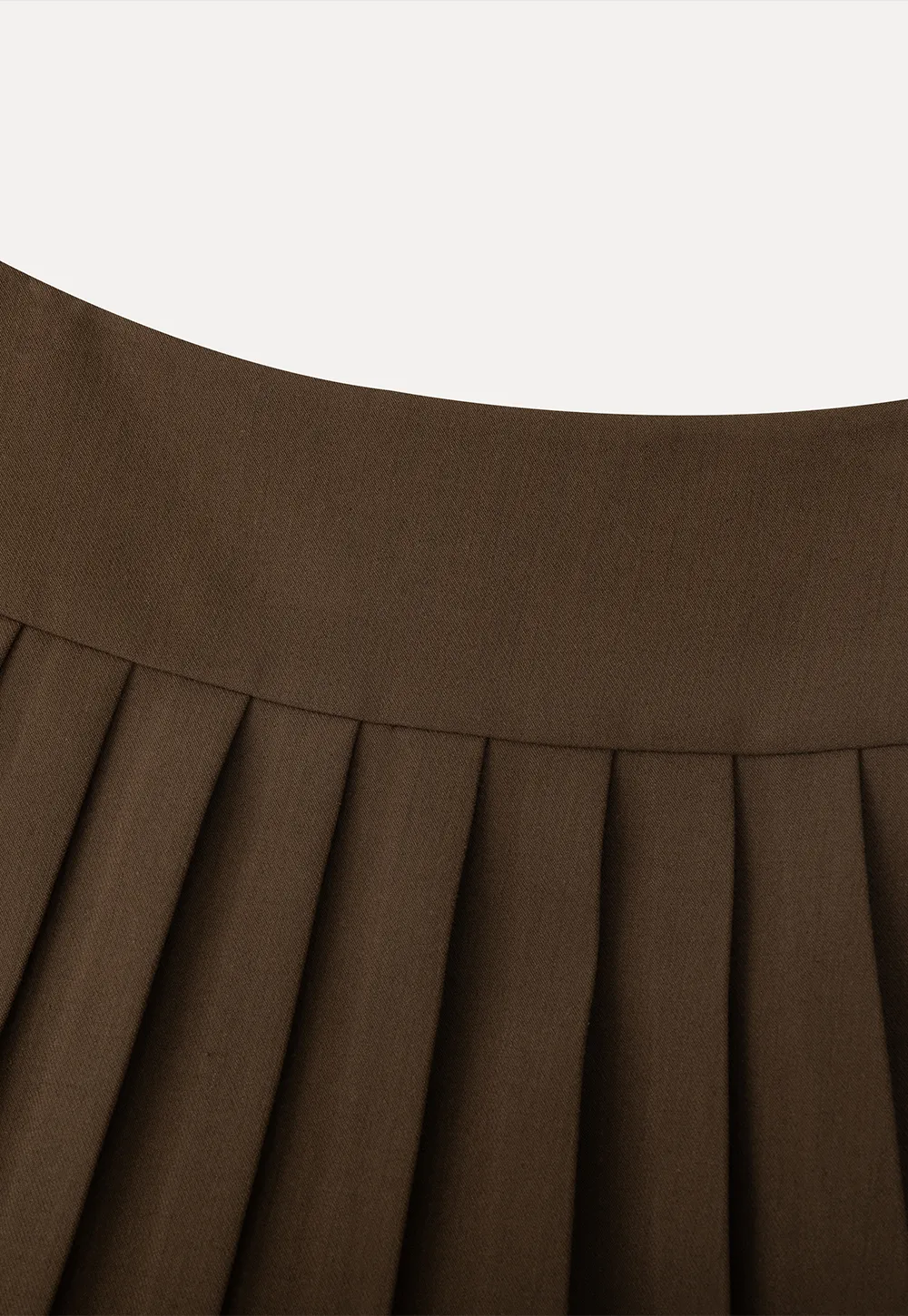 Pleated skirt with white waistband and ribbed texture