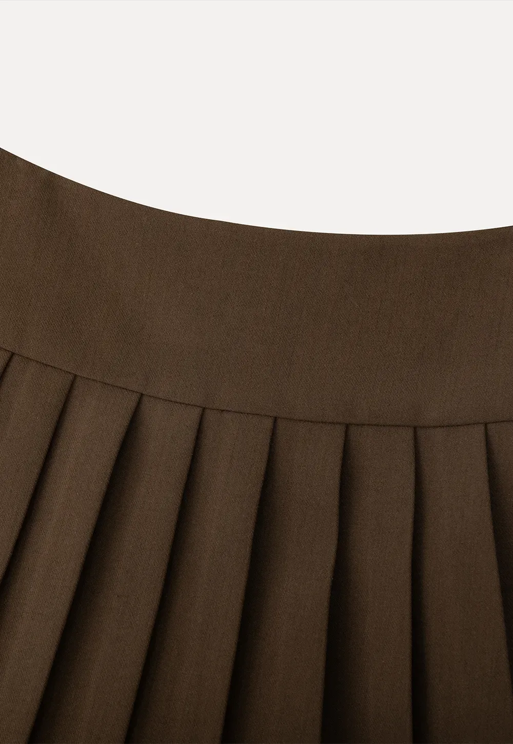 Pleated skirt with white waistband and ribbed texture
