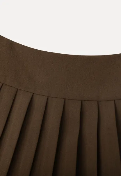 Pleated skirt with white waistband and ribbed texture