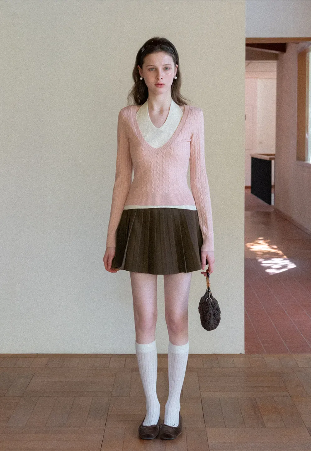 Pleated skirt with white waistband and ribbed texture