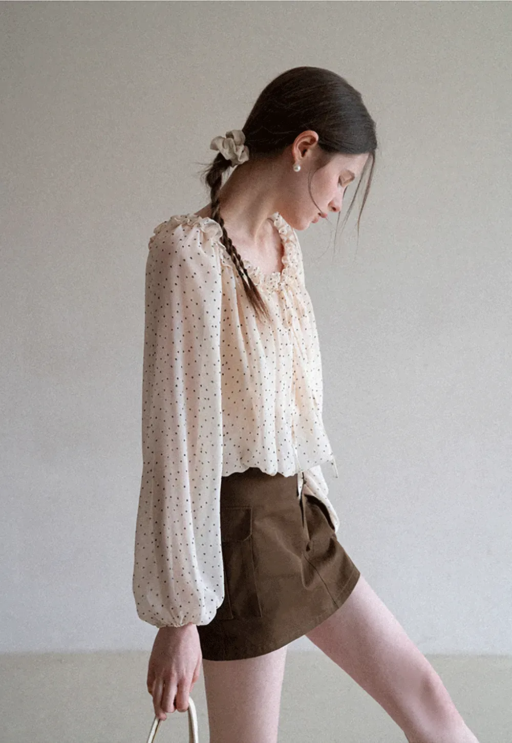 Short skirt with side pocket and structured waist