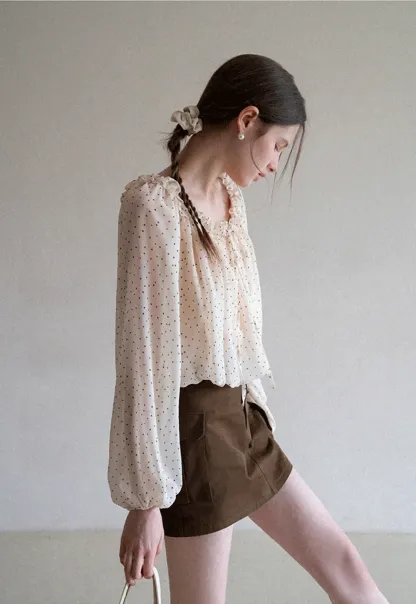 Short skirt with side pocket and structured waist