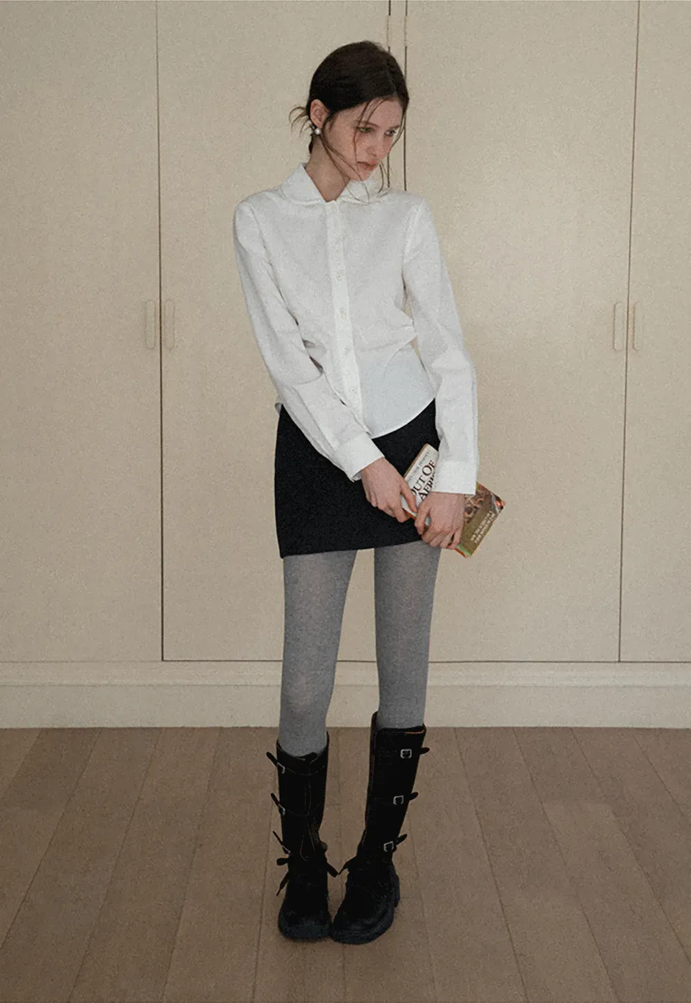 Elegant blouse with scalloped collar and long sleeves for versatile styling