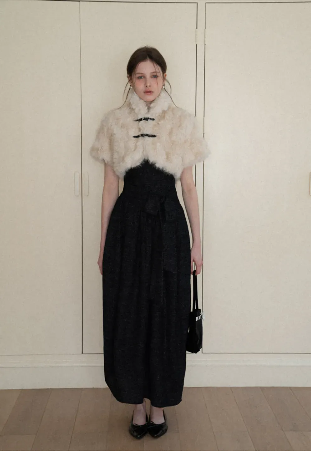 Elegant strapless midi dress with flowing skirt and textured fabric