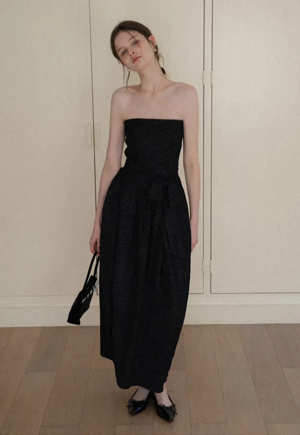 Elegant strapless midi dress with flowing skirt and textured fabric