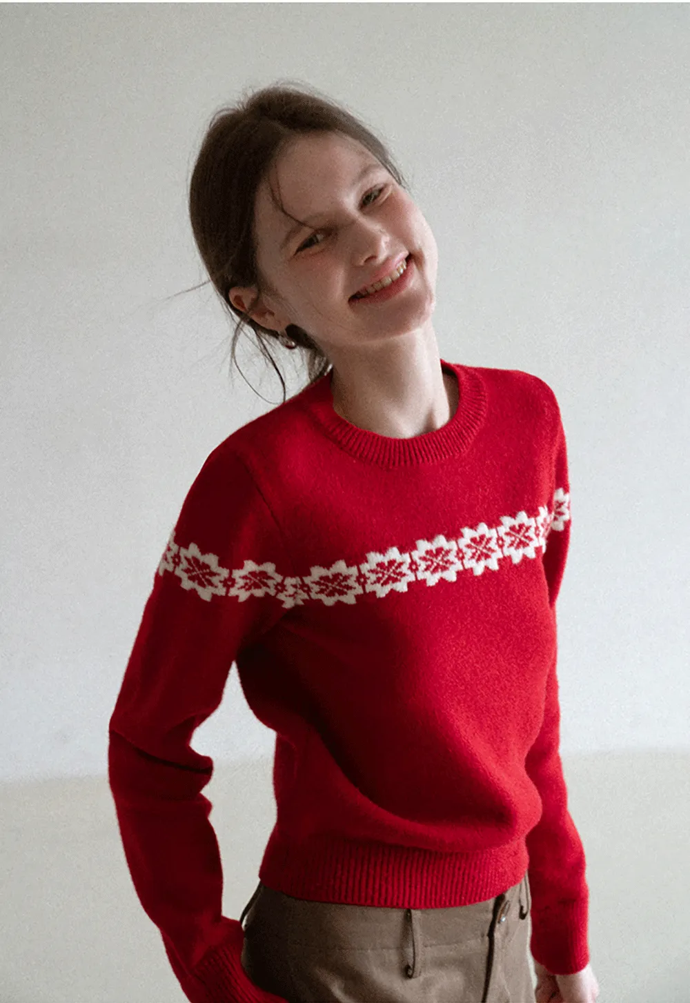 Round Neck Sweater with Snowflake Pattern Design