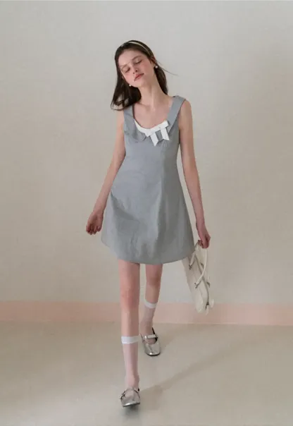 Sleeveless dress with Peter Pan collar and bow detail