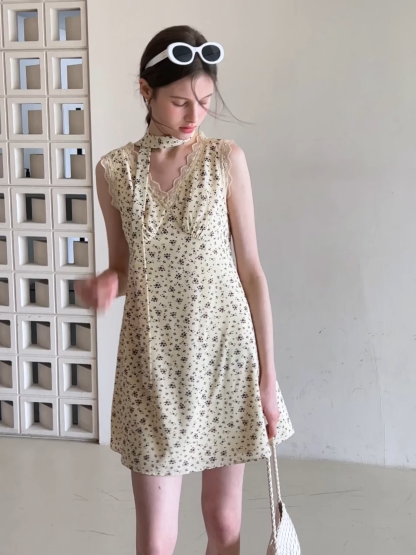 Floral Print Sleeveless Dress with Lace Trim and Choker Neckline