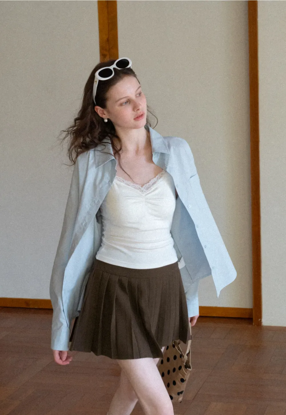 Pleated skirt with white waistband and ribbed texture