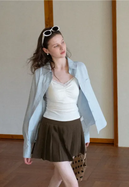 Pleated skirt with white waistband and ribbed texture