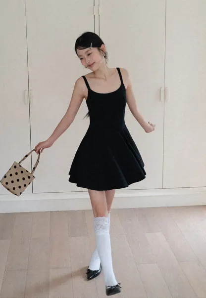 Sleeveless dress with thin straps and flared skirt