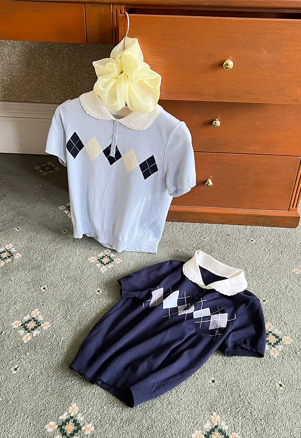 Knitted Short Sleeve Sweater with Collar and Diamond Pattern