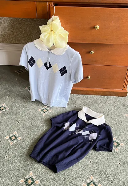 Knitted Short Sleeve Sweater with Collar and Diamond Pattern