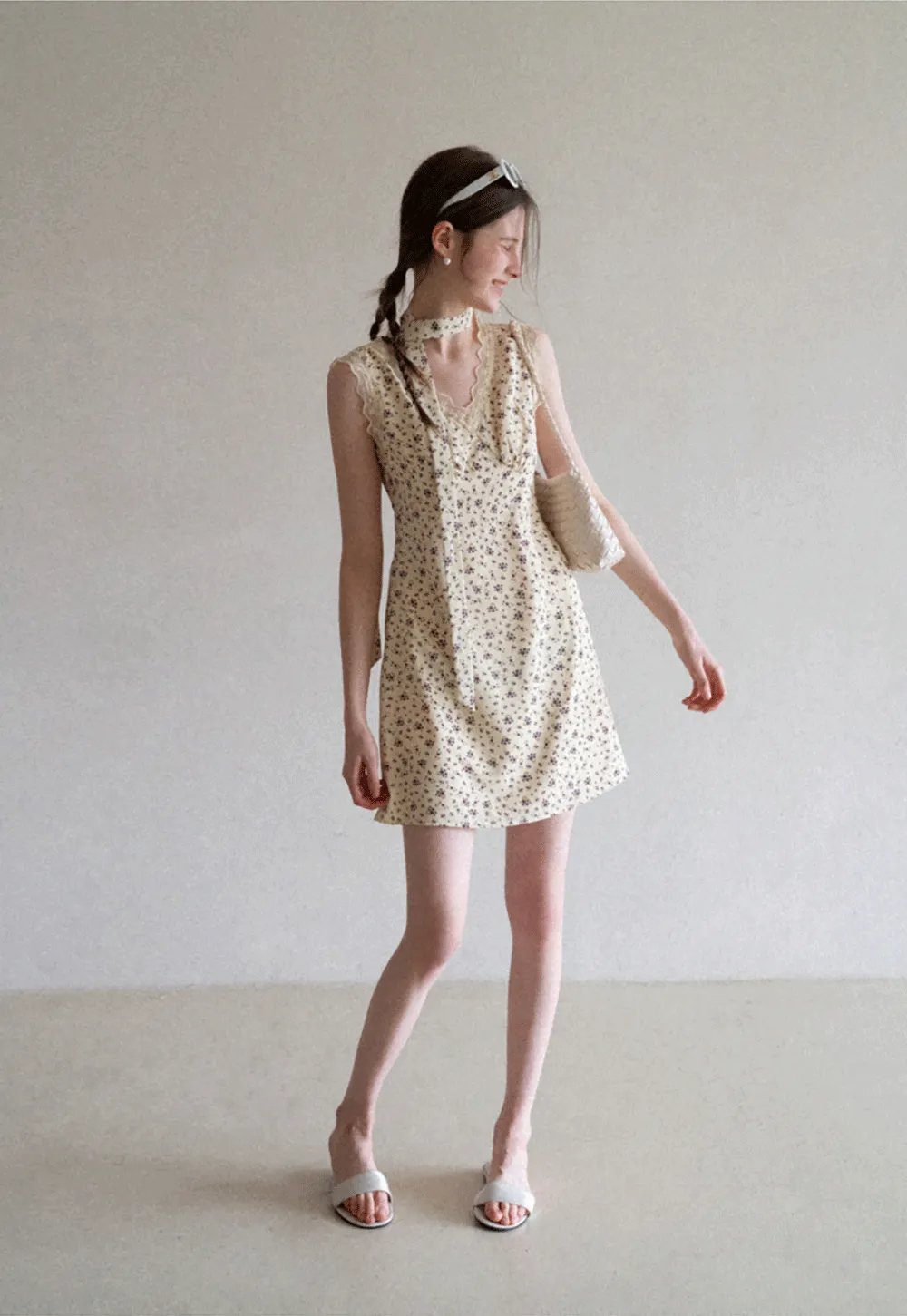 Floral Print Sleeveless Dress with Lace Trim and Choker Neckline