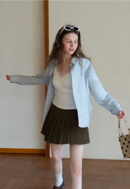 Pleated skirt with white waistband and ribbed texture